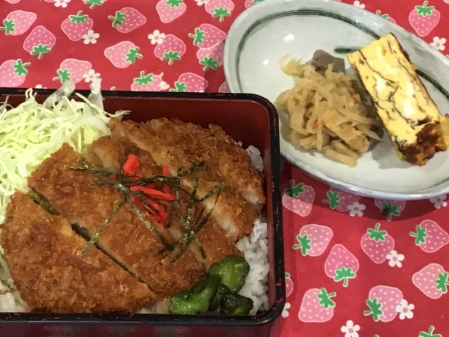 「本日のAランチは　タレカツ丼　玉子焼き付き」