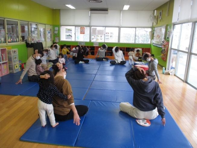 首筋を伸ばして気持ちいい。「今日はたまて箱「親子ヨガ」がありました。」