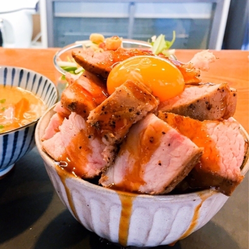 「名古屋の大人気店監修のローストポーク丼」