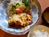 「本日のおすすめランチは「チキンカツピザ仕立て」」