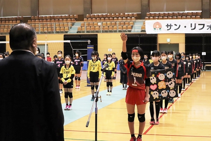 桜木チーム主将徳原さんによる選手宣誓「第11回サン・リフォームカップ～周南近郊小学生バレーボール大会～開催いたしました！」