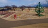 「もうすぐ新しい公園と道路が利用できます。」