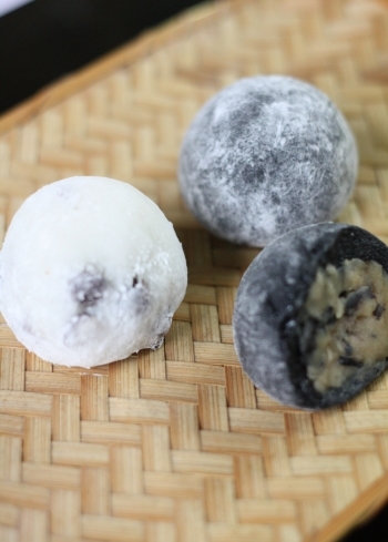 豆大福（左）と竹炭黒豆大福（右）「和菓子 鮎川」