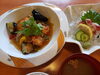 「本日のおすすめランチは「鶏団子の甘酢餡かけ定食」」