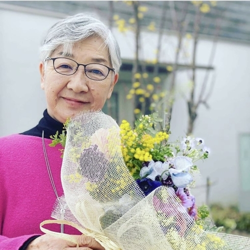 お花の色とセーターの色がコラボ！素敵！「素敵な女性と花束と。」