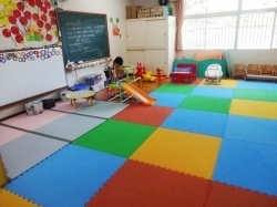 色使いが楽しい室内。いたるところに子ども達のための工夫がされています。