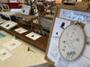 「クラフト作家が手掛けた刺繍のブローチなどを展示販売」
