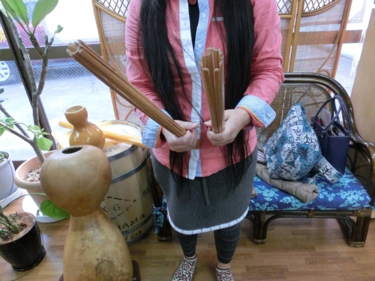 プイリ・バンブーという竹の楽器です。踊りながら手にもって使ったりします。