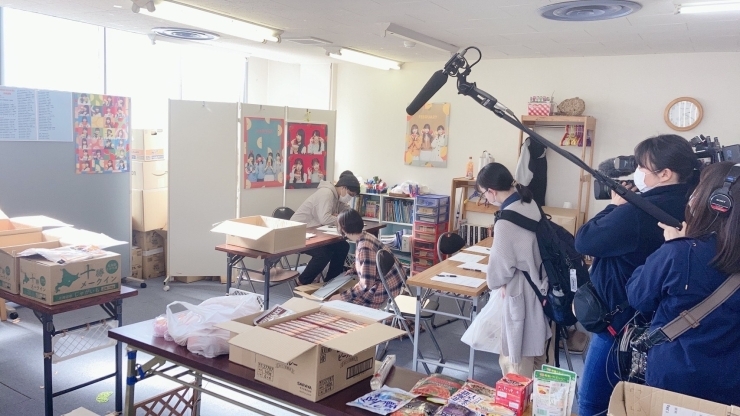 もってけ市、NHK取材中！「学生に食料品・日用品を無償提供「もってけ市」田口塾でも開催！」