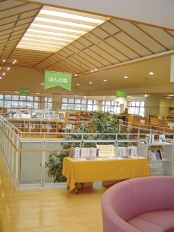 「富山市立八尾図書館ほんの森」家族そろって楽しめる　くつろぎの読書空間