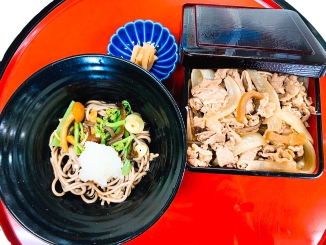 「4月のおすすめメニューは『牛飯と山菜おろし蕎麦』です✨」