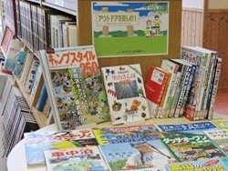 毎月テーマをきめ、一般図書と児童書の展示を交互に行っています「富山市立山田図書館」