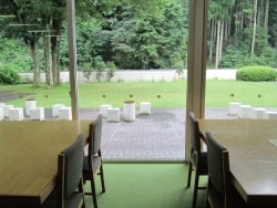 窓から木々の緑がのぞめる「閲覧・学習席」「富山市立大山図書館」