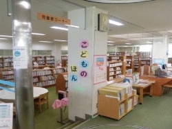 童話、絵本、調べ学習の本などがある「こどもの本コーナー」「富山市立大山図書館」