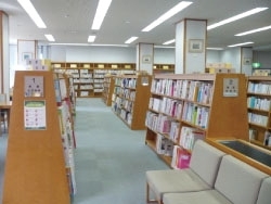 ゆったりくつろげる「生活」の本のコーナー「富山市立大沢野図書館」