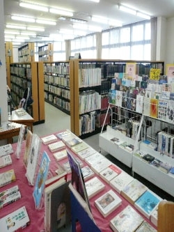 カウンター前の広いスペースが「今月の展示コーナー」です「富山市立婦中図書館」