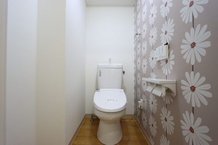 味気ないトイレをおもてなし不動産流でアレンジ「お部屋にお花を咲かせましょう♬」