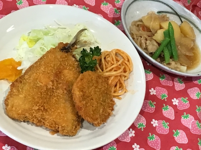 「本日のAランチは　ミックスフライと肉じゃがです。」