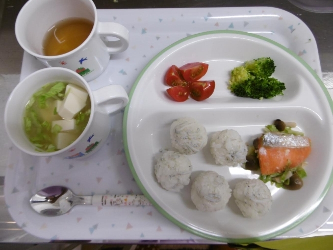 ゆかりご飯、鮭のムニエル、野菜ソテー他「☆はなみずき保育園　給食☆」