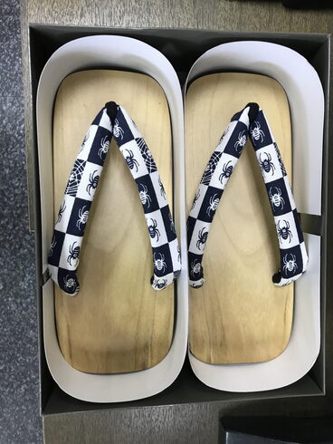 下駄 ¥3,800「下駄も取り扱っています。」