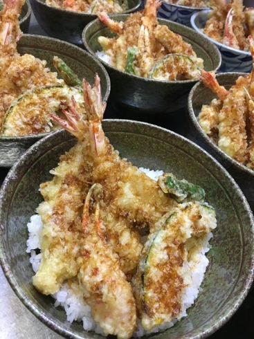 漬物，汁付きの天丼です。お店でも，お家でも…「華かぐらの天丼」