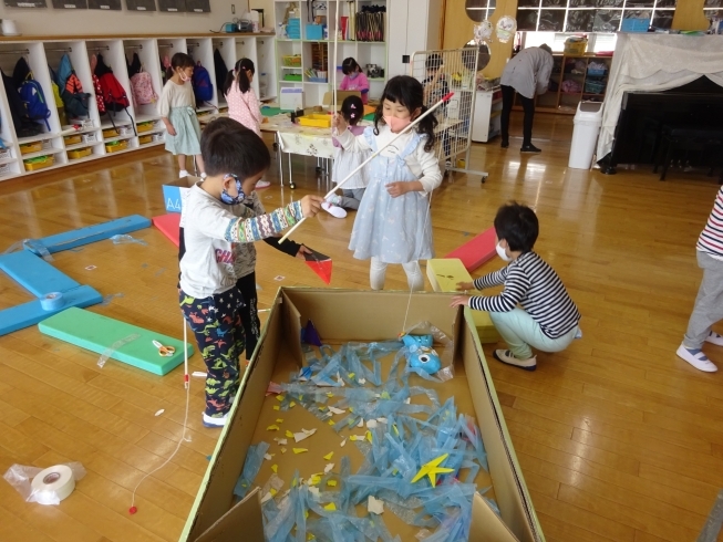 魚釣りごっこ「子どもは遊びの天才です」