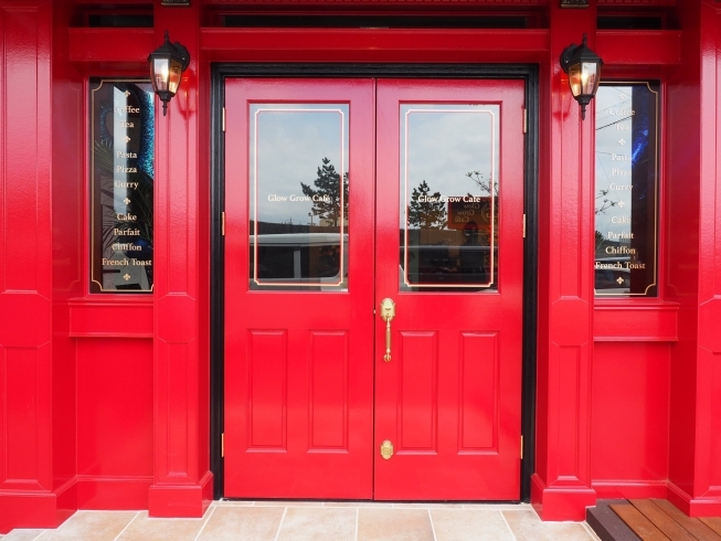 高級感を漂わせる赤色が印象的な入口「大人かわいいカフェがオープン！【静岡県浜松市のグルメ・ショップ・レジャー・イベント・観光情報をお届け】」