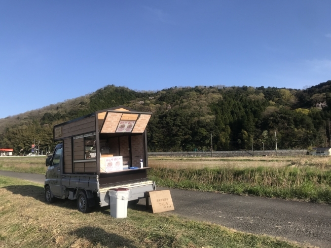 まわりは田植えの真っ最中!「連休中は田んぼの真ん中で販売します」