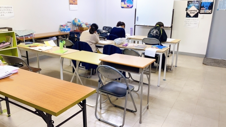 自習中の風景「自習室が中高生に大変好評です【西千葉・みどり台の学習塾】」