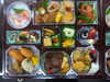 「会席弁当。税込み1500円より承ります。」