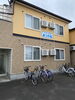 とてもきれいな外観です。自転車置き場側への設置。「工事事例集Vol.16　エアコン工事事例」