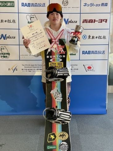 写真は全日本選手権で優勝した時のです。「ワールドルーキーファイナル、荻原大翔、優勝」