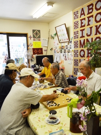 囲碁講座の様子。みんな真剣な表情です。「東灘こどもカフェ」