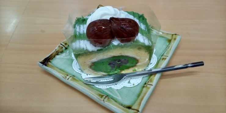 小豆をサンドし風味の良い渋皮栗をトッピング「抹茶ケーキの作り方」