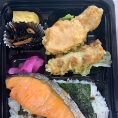 焼銀鮭とかしわ天とちくわ天のり弁当