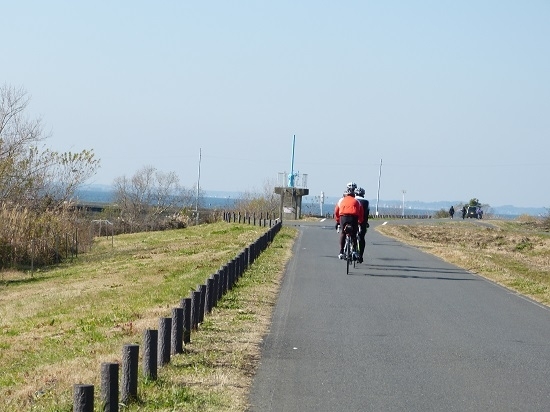 霞ヶ浦大橋から北利根橋付近までサイクリングロードも整備されているので、週末、祝日はサイクリングする方も多いんですよ(^O^)