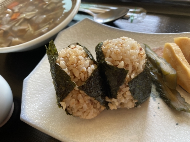 和風根菜スープとおかかおにぎり「今日のランチはおにぎりとスープ♪」