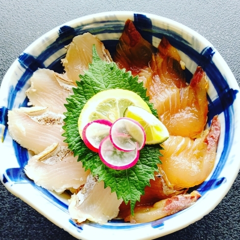 「淡路島五色の生サワラ丼が美味しい」