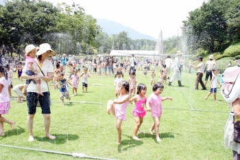 夏には小さな子ども達に大人気の巨大噴水迷路「広島市植物公園」
