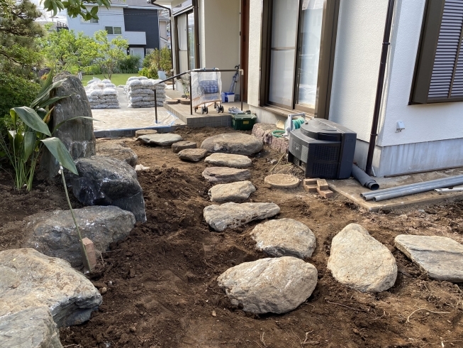 飛び石を打ってます 横浜市 南区 戸塚区 保土ヶ谷区 港南区 栄区 青葉区 都筑区 港北区 鎌倉市の造園屋さん庭和 庭和のニュース まいぷれ 横浜市南区