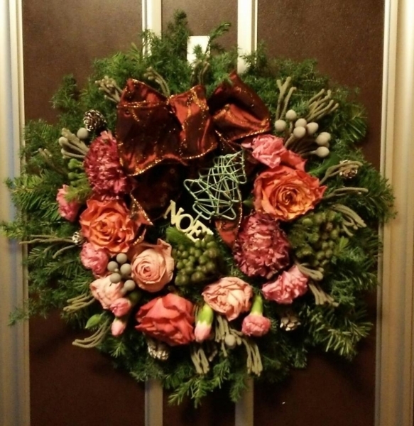 今年の玄関は生花のリースで飾ってみました（*^^*）