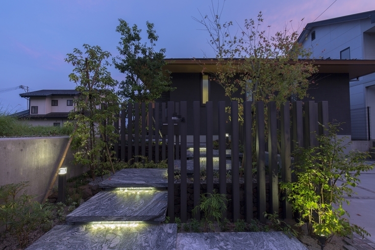 高低差を利用したアプローチ「奥行感のある階段アプローチ【福島市ガーデンエクステリア“庭造りのプロ”　植栽から剪定メンテナンスまで】」