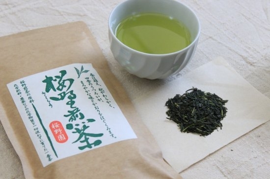 【桜野煎茶】甘みうま味、渋み苦味のバランスがよい「【お茶で一福、心ふぅわり　桜野園】の新茶です」