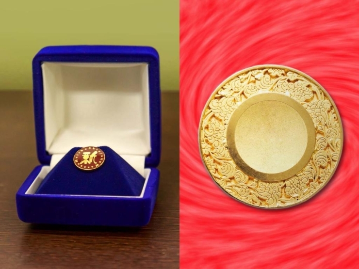 作品例　新宿ものづくりマイスターの徽章（左）、メダル（右）<br>