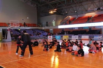 GAME2の前座試合の後に、石橋ＨＣ自ら子供達にバスケットボールレッスンをしてくれました。<br>真剣に聞いている子供達の目がキラキラしてます。