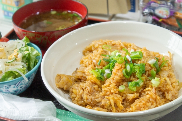 キムチ炒飯、春雨サラダ、お味噌汁です。「5月24日（月）本日のランチです。ピリ辛が効くきく！　キムチパワーでスッキリ暑さ吹き飛ばそう」