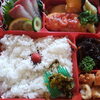 「明日の日替り弁当は白身魚のピザ風」