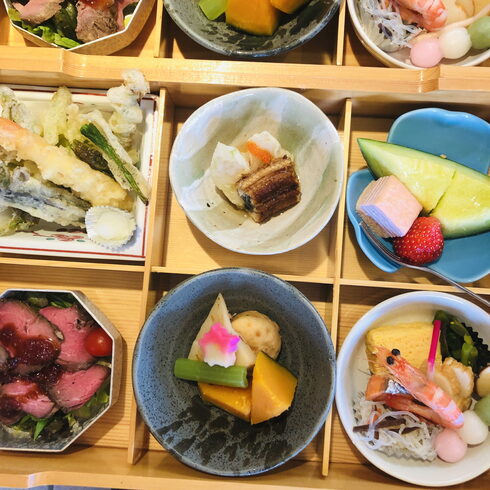 箱御膳懐石弁当はお届けも致します。「ご法事・ご慶事のご予約承り中。お昼営業のみ1日2組のご予約とさせて頂きます。お料理のお届けも致します。」