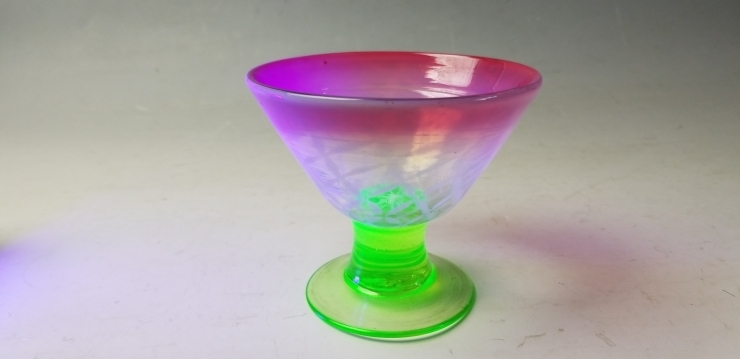 ウランガラス 七宝氷コップ かき氷「【ウランガラス 七宝氷コップ】✨ 出張買取 見積無料 持ち込み歓迎 ※骨董品 ※蒔絵 ※漆器 ※茶道具 ※棗 ※水指 ※釜 ※鉄瓶※ 裏千家 表千家 千家十職 煎茶道具 アンティーク 絵画 柿右衛門 ラリック 」