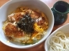 「本日のおすすめランチはカツとじ丼と冷やしうどん」